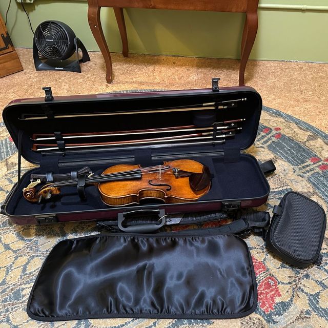 Open Gewa Air 2.1 Violin Case with violin and bows